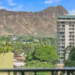 Poolside Waikiki Condo With Diamond Head Views, 1 Block From Beach Plus Free Parking