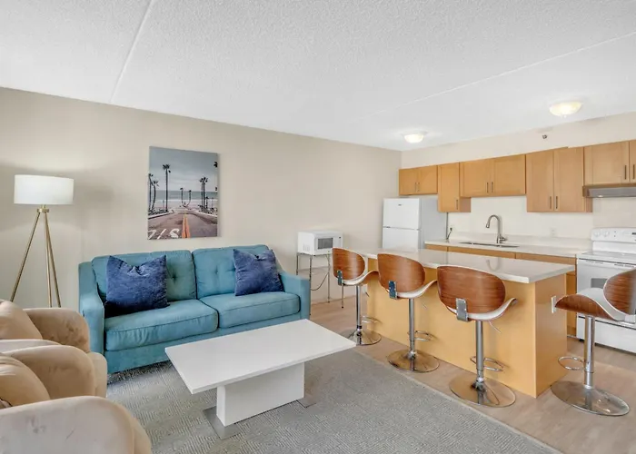 Poolside Waikiki Condo With Diamond Head Views, 1 Block From Beach Plus Free Parking
