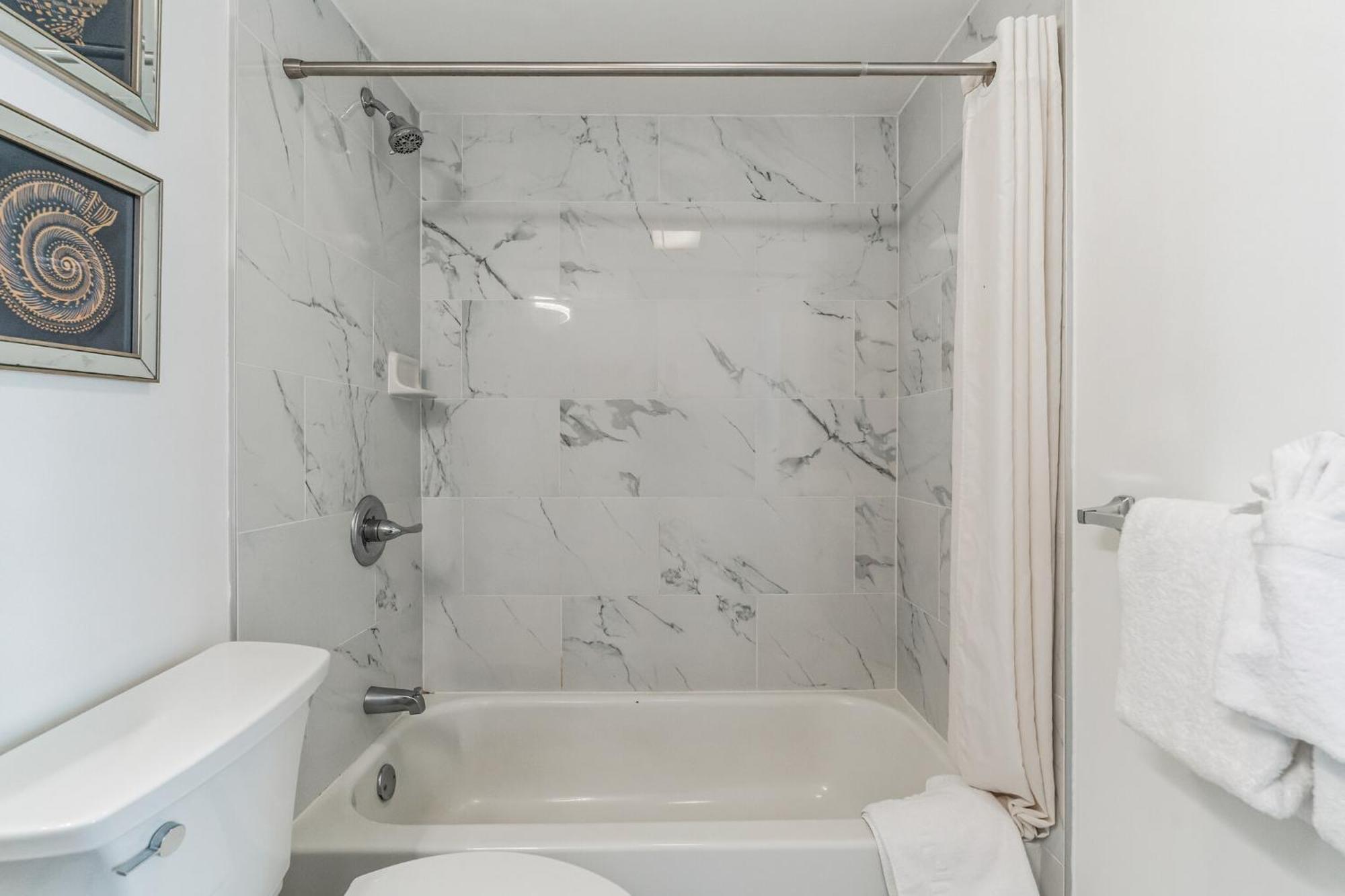 Poolside Waikiki With Diamond Head Views, 1 Block From Free Parking * Honolulu