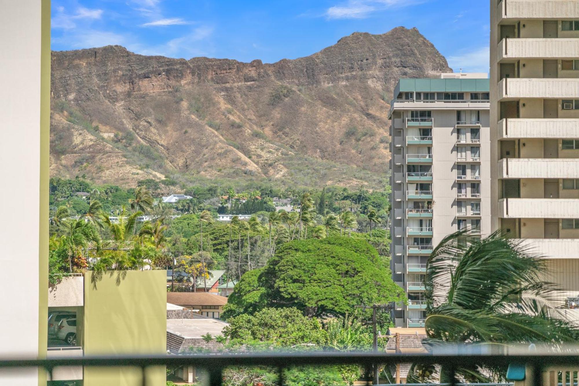 Poolside Waikiki With Diamond Head Views, 1 Block From Free Parking Apartment *