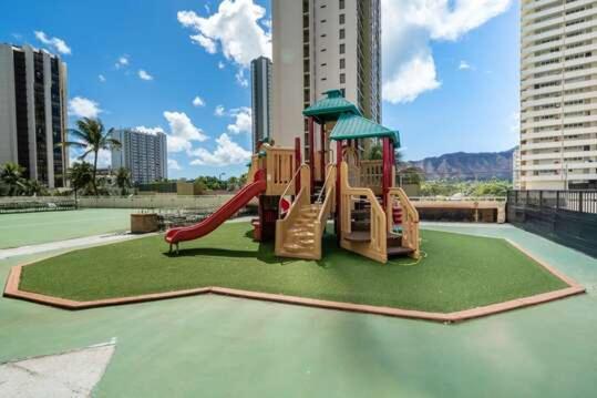 Poolside Waikiki With Diamond Head Views, 1 Block From Free Parking Apartment *