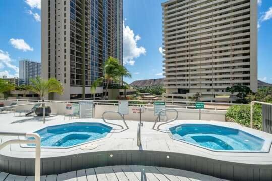 Apartment Poolside Waikiki With Diamond Head Views, 1 Block From Free Parking Honolulu
