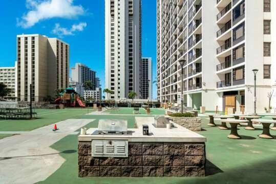 Poolside Waikiki With Diamond Head Views, 1 Block From Free Parking *