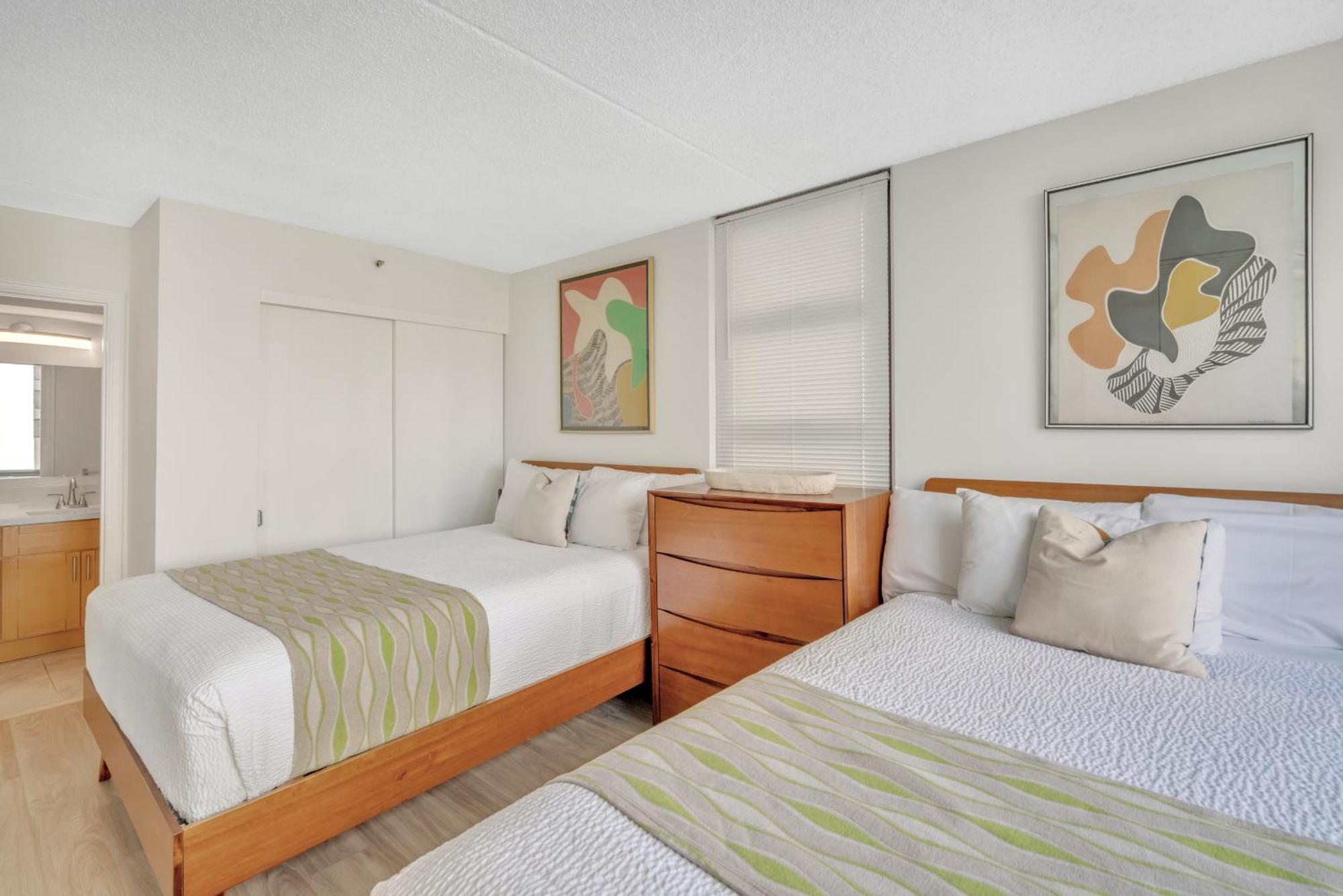 Apartment Poolside Waikiki With Diamond Head Views, 1 Block From Free Parking
