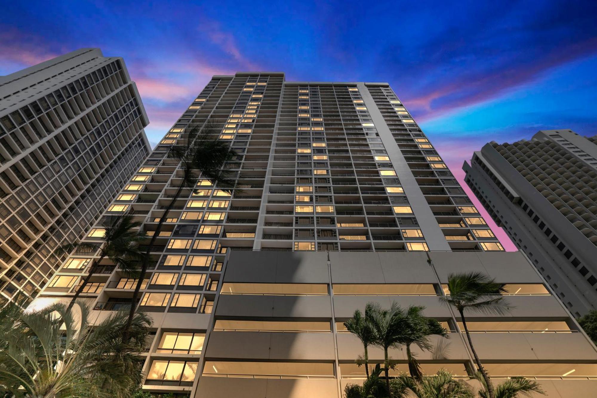 Apartment Poolside Waikiki With Diamond Head Views, 1 Block From Free Parking Honolulu