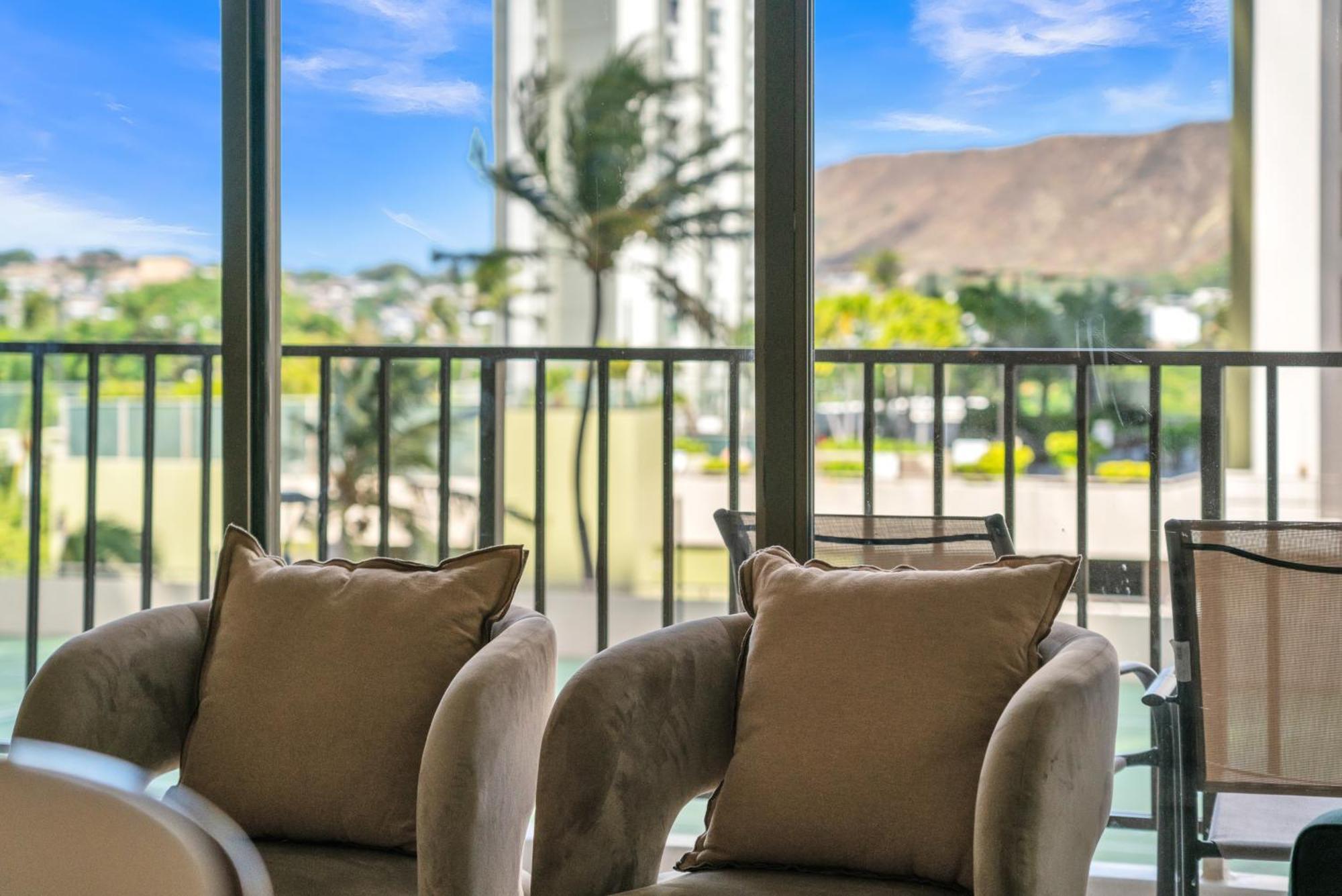 Poolside Waikiki With Diamond Head Views, 1 Block From Free Parking Honolulu