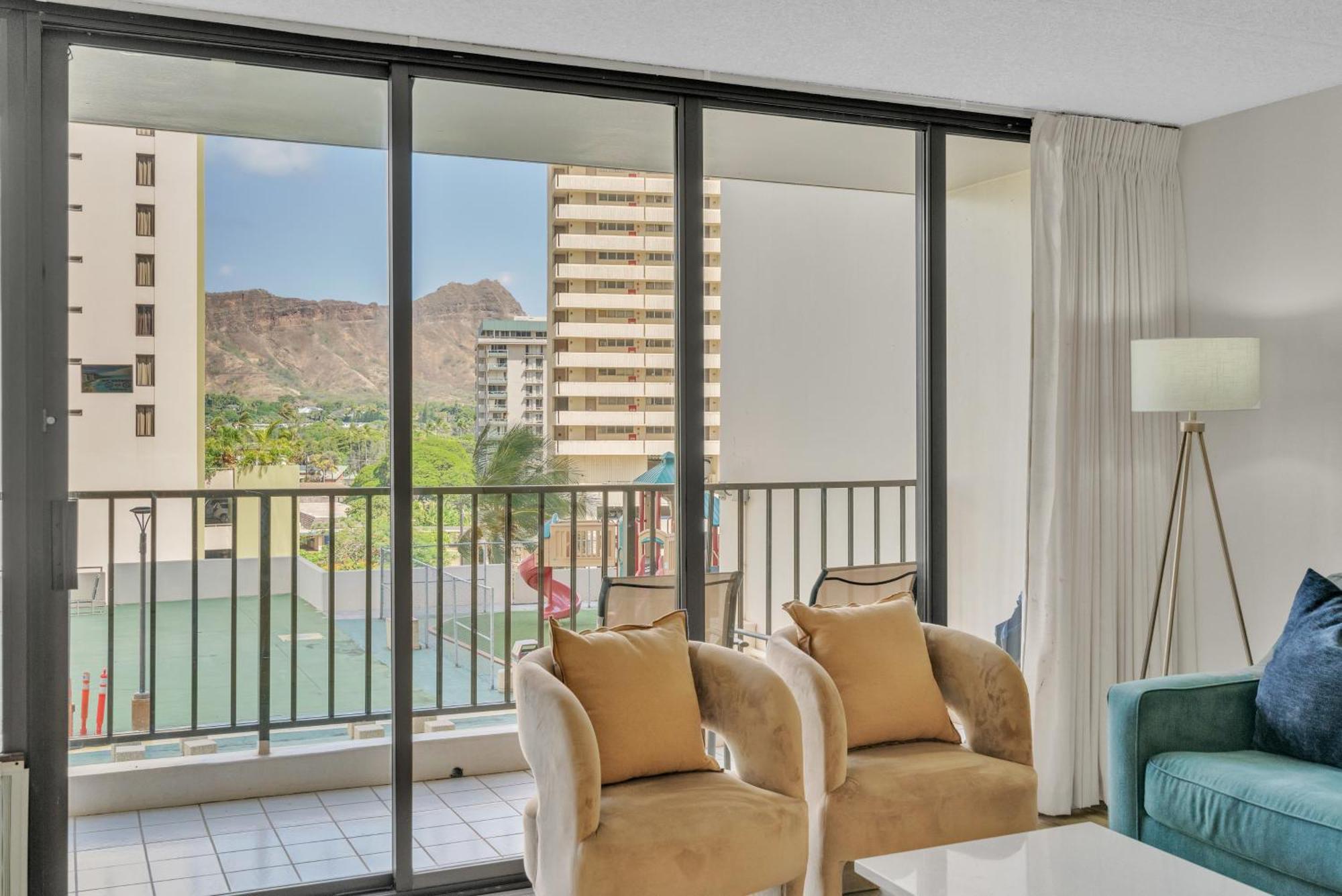 Poolside Waikiki With Diamond Head Views, 1 Block From Free Parking Apartment