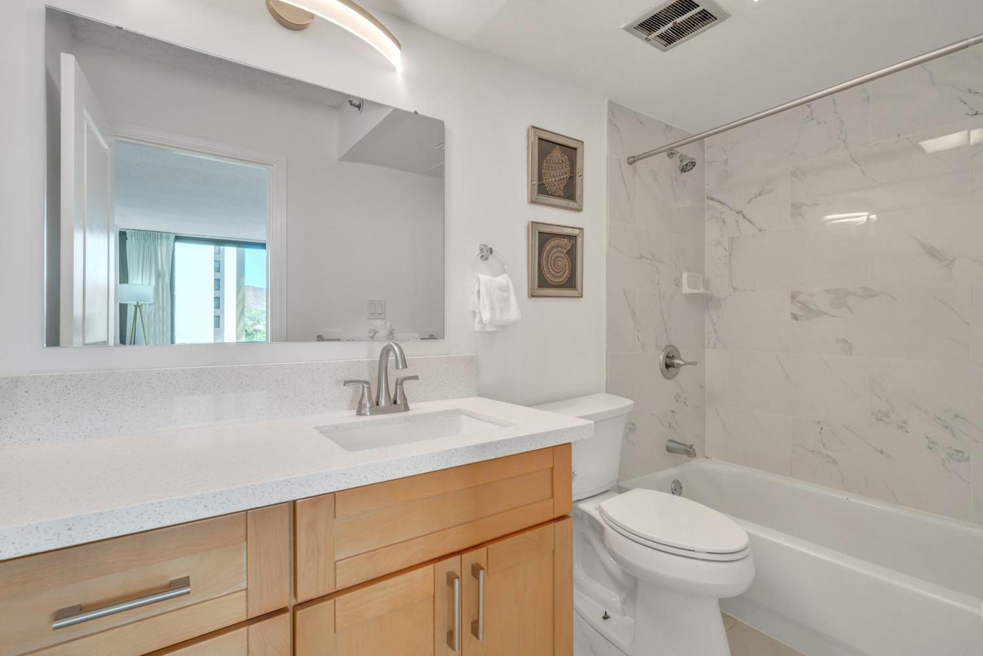 Apartment Poolside Waikiki With Diamond Head Views, 1 Block From Free Parking *