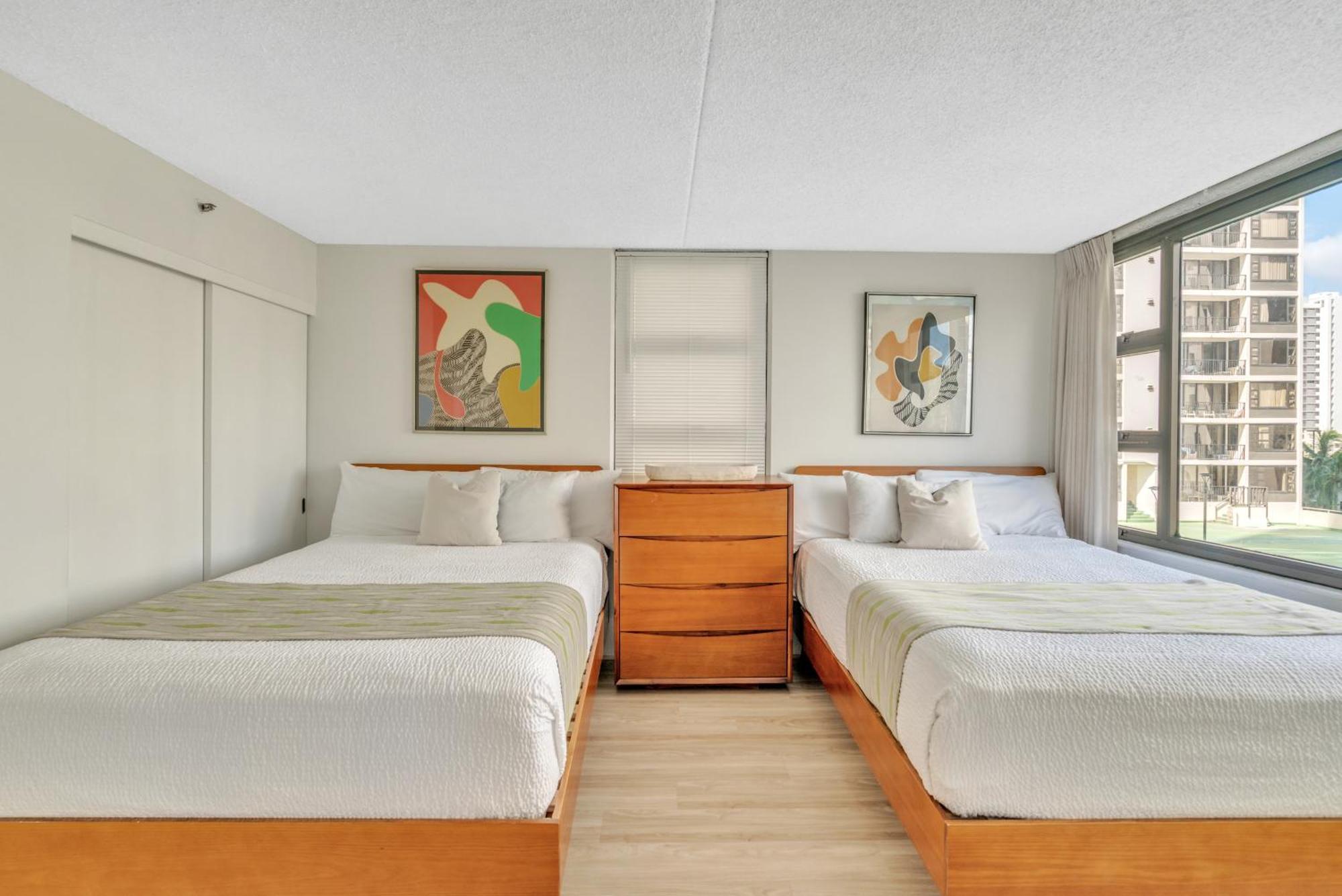 Poolside Waikiki With Diamond Head Views, 1 Block From Free Parking Apartment Honolulu