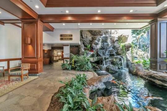 Poolside Waikiki With Diamond Head Views, 1 Block From Free Parking Apartment Honolulu