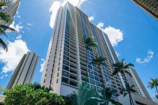 Apartment Poolside Waikiki With Diamond Head Views, 1 Block From Free Parking *