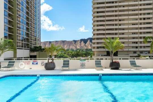 Poolside Waikiki With Diamond Head Views, 1 Block From Free Parking