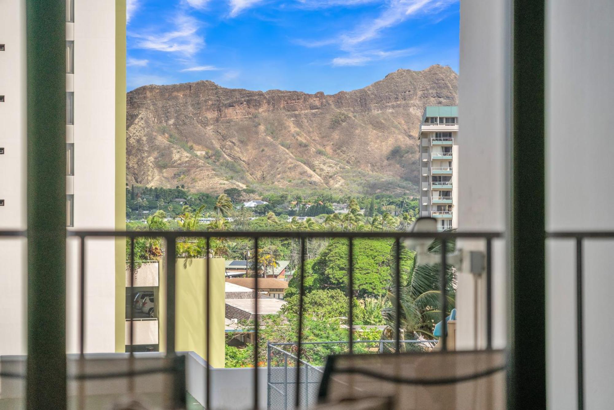 Poolside Waikiki With Diamond Head Views, 1 Block From Free Parking Honolulu
