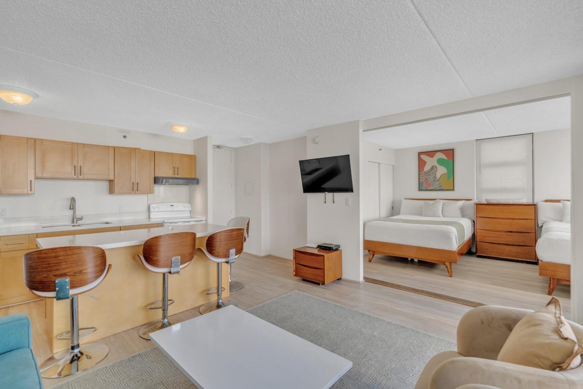 Poolside Waikiki With Diamond Head Views, 1 Block From Free Parking * Honolulu