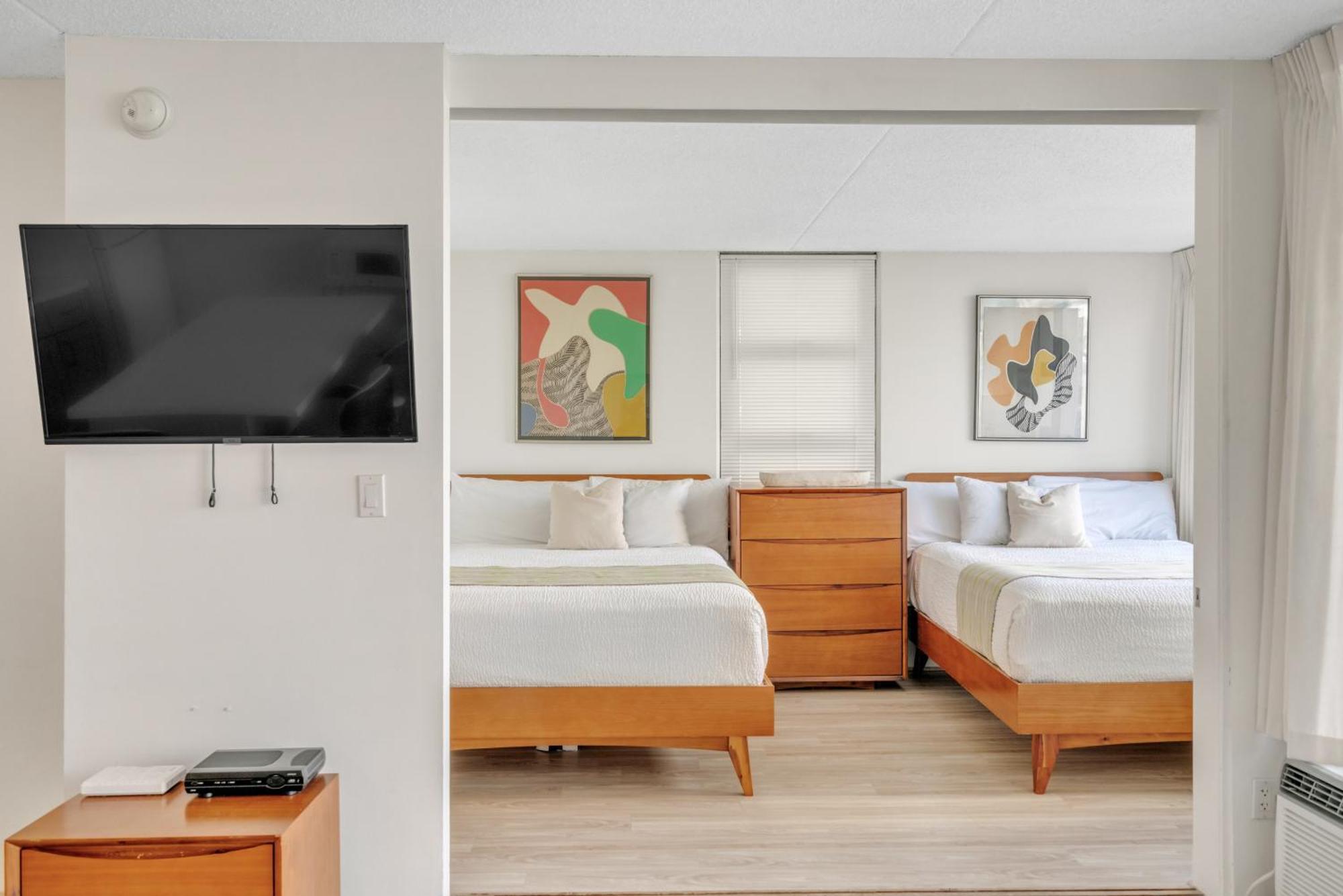 Apartment Poolside Waikiki With Diamond Head Views, 1 Block From Free Parking *