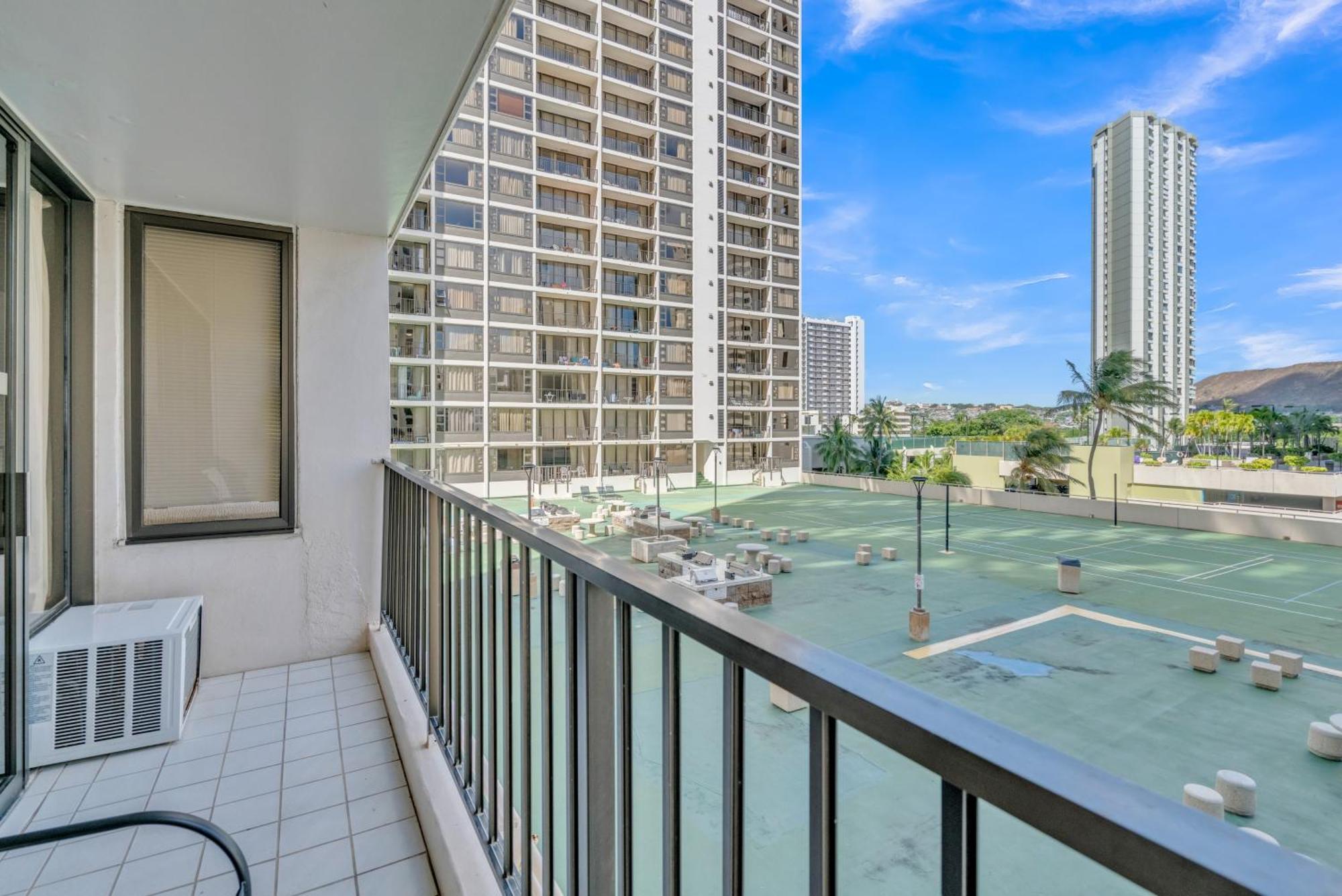 Poolside Waikiki With Diamond Head Views, 1 Block From Free Parking Apartment *