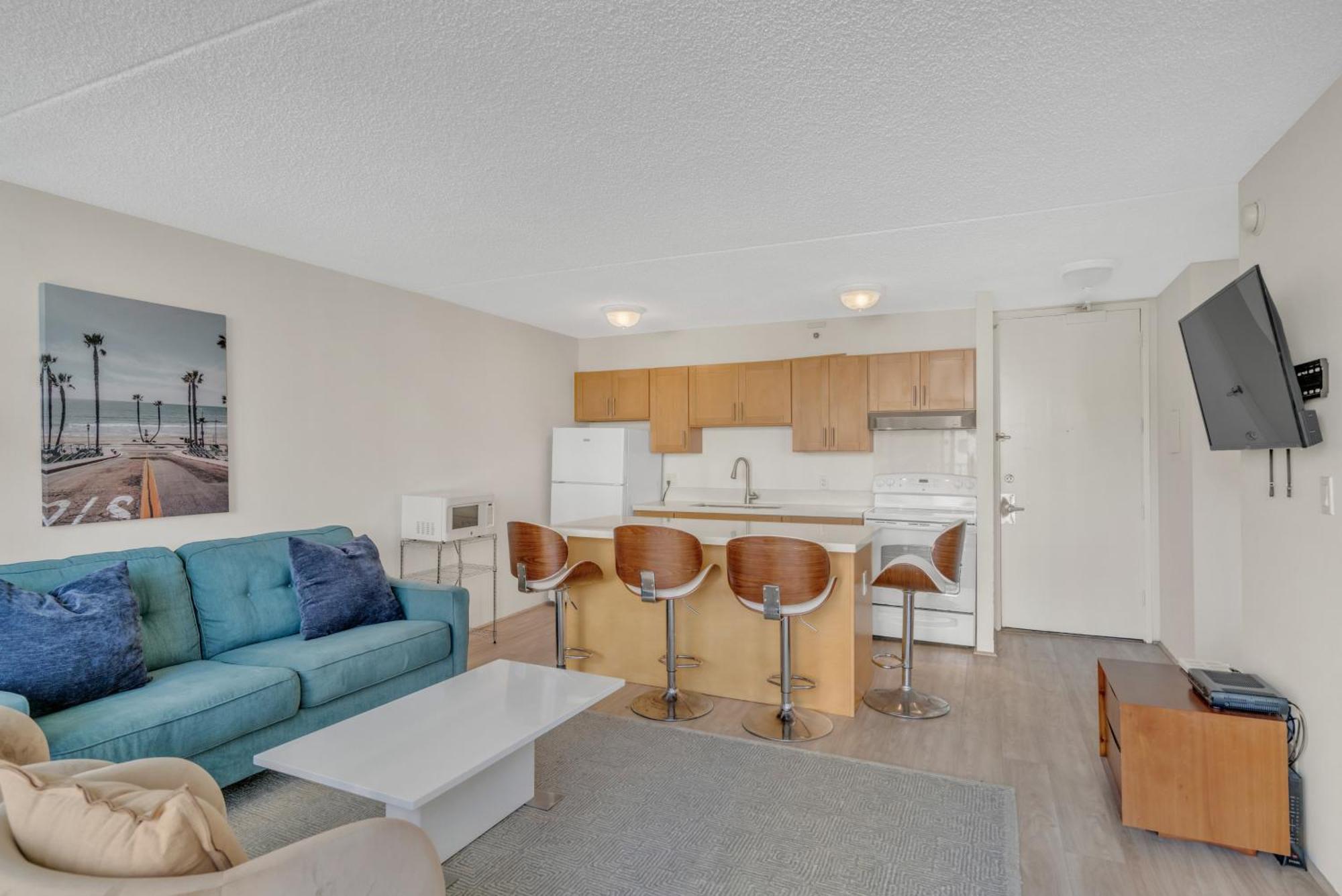 Poolside Waikiki With Diamond Head Views, 1 Block From Free Parking Apartment *